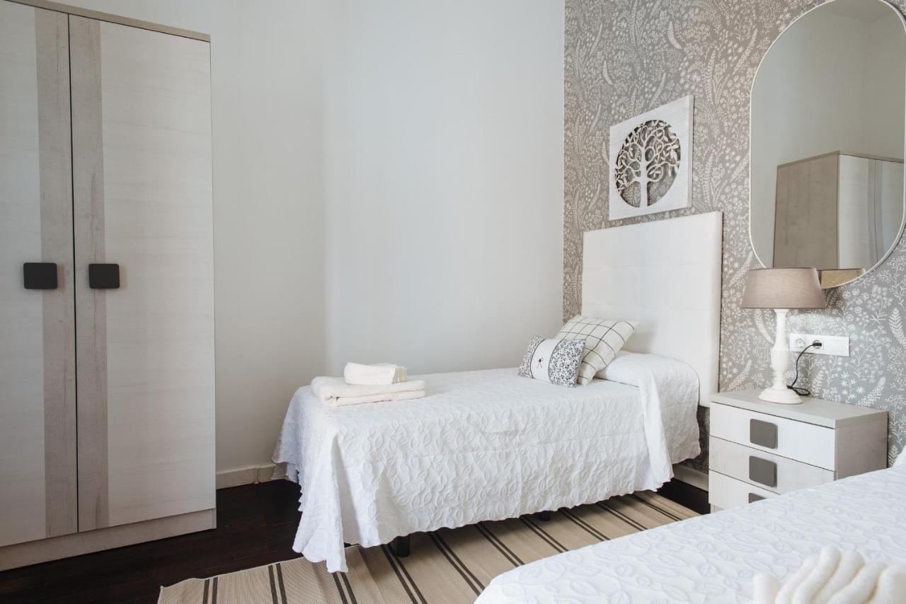 Apartamento Puerta Real - Free Parking Севиля Екстериор снимка
